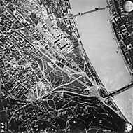 Budapest, légifotó . Balra a Naphegy, fenn a budai Várban a Szent György tér épületei és a Királyi Palota (1944) vászonkép, poszter vagy falikép