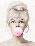 Brigitte Bardot rózsaszín rágógumit fúj, színes (3:4 arány) vászonkép, poszter vagy falikép