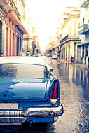 Utcai jelenet esős napon Havannában, Kubában vászonkép, poszter vagy falikép