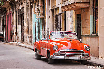 Vintage klasszikus amerikai autó egy utcán Old Havannában, Kubáb (keretezett kép) - vászonkép, falikép otthonra és irodába