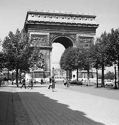 Párizs, a Diadalív a Champs-Élysées felől fényképezve (1966) (keretezett kép) - vászonkép, falikép otthonra és irodába