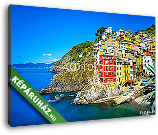 Riomaggiore falu, sziklák és a tenger napnyugtakor. Cinque Terre - vászonkép 3D látványterv