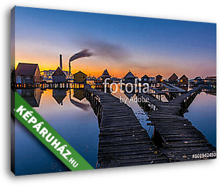 Kis halászházak a naplementében a Bokod tónál Magyarországon - vászonkép 3D látványterv