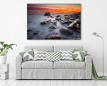 Sziklás strand hosszú expozíciós tengeri tájkép napkelte során (vászonkép) - vászonkép, falikép otthonra és irodába