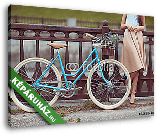 Vintage bicikli fiatal lánnyal - vászonkép 3D látványterv