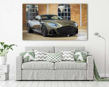 Aston Martin szemből háttérben fal (vászonkép) - vászonkép, falikép otthonra és irodába