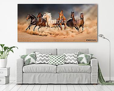 A lóállomány sivatagi homokviharban fut a drámai égbolton (vászonkép) - vászonkép, falikép otthonra és irodába