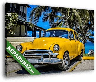 HDR - sárga amerikai vintage autó parkolt pálmafák a tengerparto - vászonkép 3D látványterv