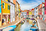 Színes házak csónakokkal Burano szigetén, felhős kék ég vászonkép, poszter vagy falikép