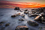 Sziklás strand hosszú expozíciós tengeri tájkép napkelte során vászonkép, poszter vagy falikép
