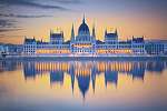 Magyar Parlament épülete a Duna-folyó tükröződésében Budapesten vászonkép, poszter vagy falikép