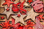 Karácsonyi díszek fából készült csillagok és piros szalagok vászonkép, poszter vagy falikép