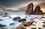 Sejtelmes tengerpart óriás kövekkel vászonkép, poszter vagy falikép