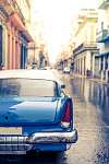 Utcai jelenet esős napon Havannában, Kubában vászonkép, poszter vagy falikép