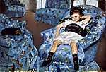 Kislány kék fotelben vászonkép, poszter vagy falikép