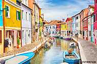 Színes házak csónakokkal Burano szigetén, felhős kék ég vászonkép, poszter vagy falikép