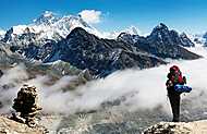 az Everest Gokyo Ri turista látványa vászonkép, poszter vagy falikép