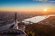 Szabadság-szobor és napfelkelte, Budapest, Magyarország (légifotó) vászonkép, poszter vagy falikép