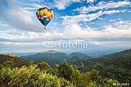 Hőlégballonos utazás hegyek-völgyek felett vászonkép, poszter vagy falikép