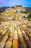 A tetők függőleges kilátása és a szicíliai Ragusa-i gyönyörű fal vászonkép, poszter vagy falikép