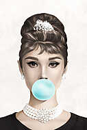 Audrey Hepburn kék rágógumit fúj, színes (2:3 arány) vászonkép, poszter vagy falikép
