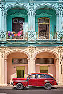 Klasszikus vintage autó és gyarmati koloniális épületek a régi H vászonkép, poszter vagy falikép