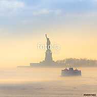 Staten Island Ferry cirkál a Szabadság-szobor mellett. vászonkép, poszter vagy falikép