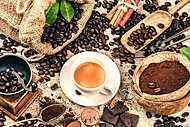 Csésze forró fekete kávé régi fából készült malom csiszolóval és vászonkép, poszter vagy falikép