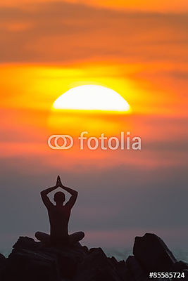 Yoga. A sziluettje a férfi meditál a sziklákon a szabadban. (keretezett kép) - vászonkép, falikép otthonra és irodába