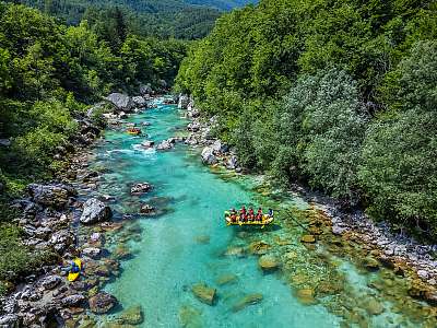 Soca folyó Szlovéniában vadvizi evezősökkel (rafting) (keretezett kép) - vászonkép, falikép otthonra és irodába