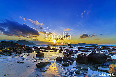 Beautiful colours of clouds and sky during sunrise at Rawai beach, Phuket (keretezett kép) - vászonkép, falikép otthonra és irodába