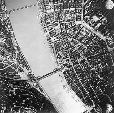Budapest, légifotó. Középen az áradó Duna a Széchenyi Lánchíddal és az Erzsébet híddal (1944) (keretezett kép) - vászonkép, falikép otthonra és irodába