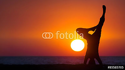 Jóga a strandon. A jóga gyakorló férfi sziluettje felborul (többrészes kép) - vászonkép, falikép otthonra és irodába