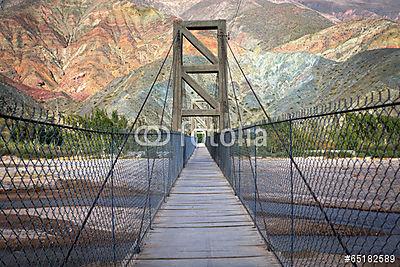 Híd a Purmamarca színes hegyén, Jujuy Argentina (poszter) - vászonkép, falikép otthonra és irodába