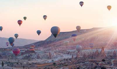 Naplemente és hőlégballonok, Cappadocia (keretezett kép) - vászonkép, falikép otthonra és irodába