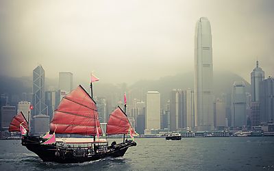 Kínai vitorlás és a ködös Hongkong (keretezett kép) - vászonkép, falikép otthonra és irodába