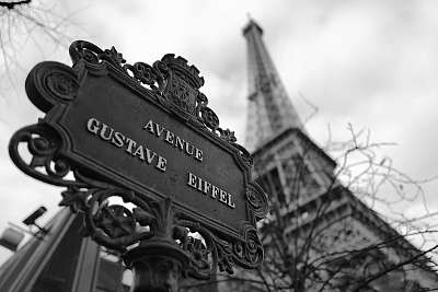 Gustave  tábla Eiffel-toronynál (fotótapéta) - vászonkép, falikép otthonra és irodába