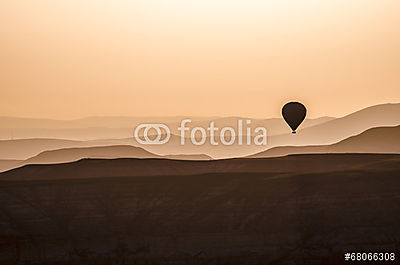 Messzi horizont hőlégballonnal (többrészes kép) - vászonkép, falikép otthonra és irodába