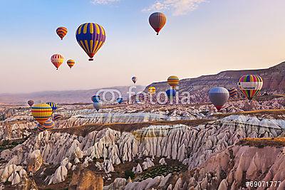 Varázslatos fények és hőlégballonok, Cappadocia (poszter) - vászonkép, falikép otthonra és irodába