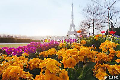 Párizs tavasszal, sárga virágok az előtérben és az Eiffel-torony (többrészes kép) - vászonkép, falikép otthonra és irodába