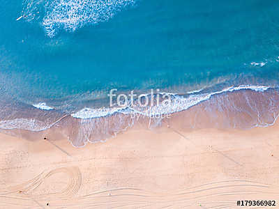 Aerial view of beach shore in the morning. (keretezett kép) - vászonkép, falikép otthonra és irodába