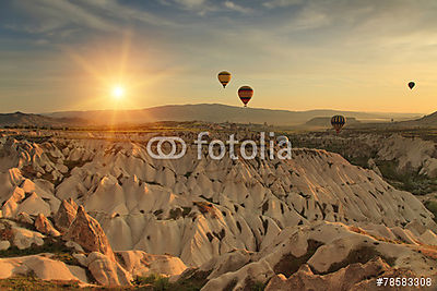 Amikor a nap felkel Cappadocia Turkey-ban (keretezett kép) - vászonkép, falikép otthonra és irodába