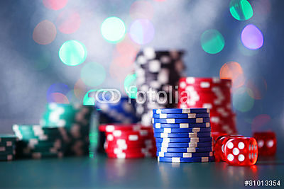 A póker zsetonjai csillogó háttéren (többrészes kép) - vászonkép, falikép otthonra és irodába