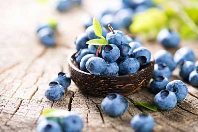 Juicy and fresh blueberries, zöld levelekkel, fából készült tálb (poszter) - vászonkép, falikép otthonra és irodába