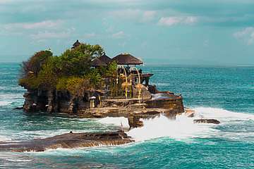 Bali tengerpart sziklatemplommal (keretezett kép) - vászonkép, falikép otthonra és irodába