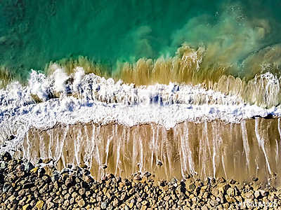 A hullám és a tengerpart találkozása (légifotó) (keretezett kép) - vászonkép, falikép otthonra és irodába