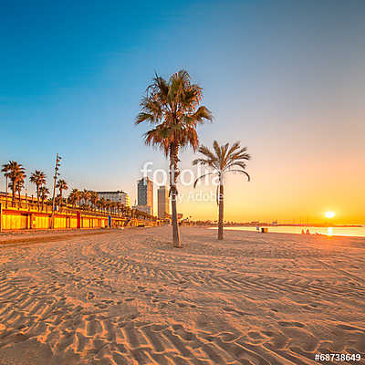 Barceloneta Beach in Barcelona at sunrise (keretezett kép) - vászonkép, falikép otthonra és irodába