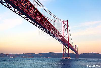 Vörös hidat napnyugtakor, Lisszabon, Portugália. Régies (többrészes kép) - vászonkép, falikép otthonra és irodába