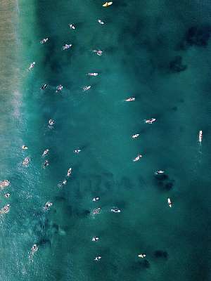 Szörfösök az óceánban (légi felvétel) (keretezett kép) - vászonkép, falikép otthonra és irodába