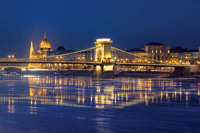 Széchenyi lánchíd tükröződik a kék Duna-vizekben, Pa (fotótapéta) - vászonkép, falikép otthonra és irodába